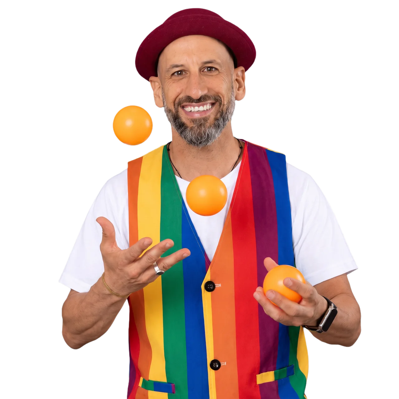 גיא מצחיקול מחייך ומלהטט בשלושה כדורים כתומים