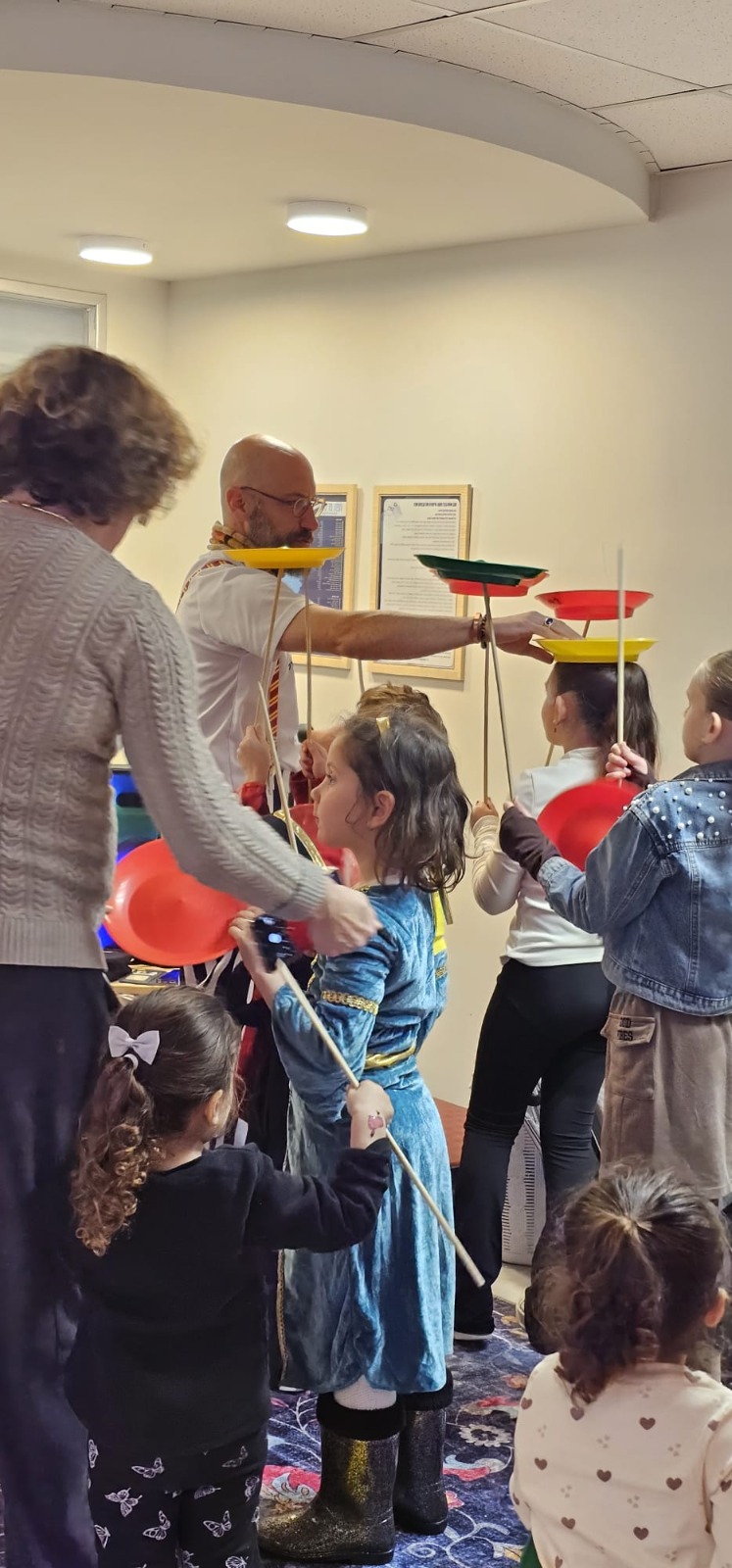 גיא מצחיקול מדריך ילדים בפעילות סיבוב צלחות